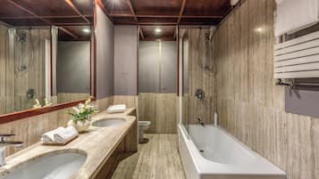 Ein modernes Badezimmer mit zwei Waschbecken, einer Badewanne und einer Toilette.
