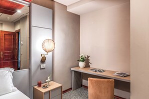 Chambre simple Standard | Coffre-fort, bureau, système d’insonorisation, accès au Wi-Fi (inclus)