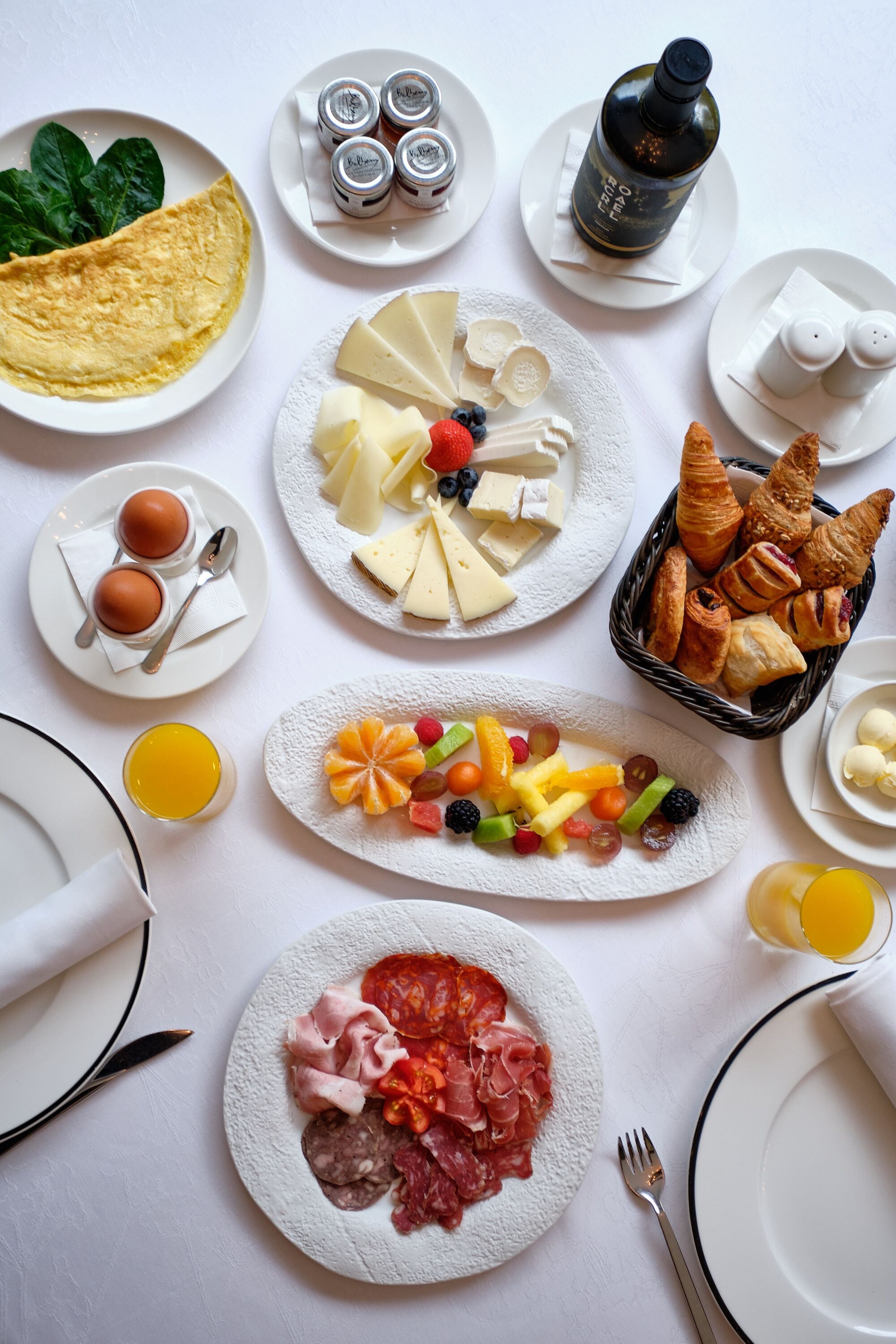 Petit déjeuner buffet (27 EUR par personne)