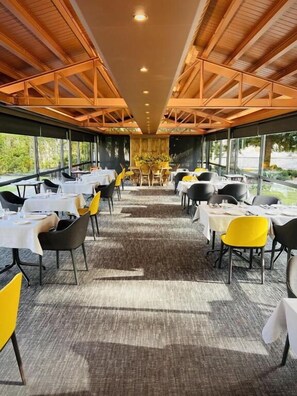 2 restaurants, lunch served