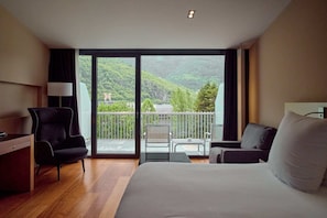 Suite (Garden) (2 Adults) | Coffres-forts dans les chambres, décoration personnalisée, bureau