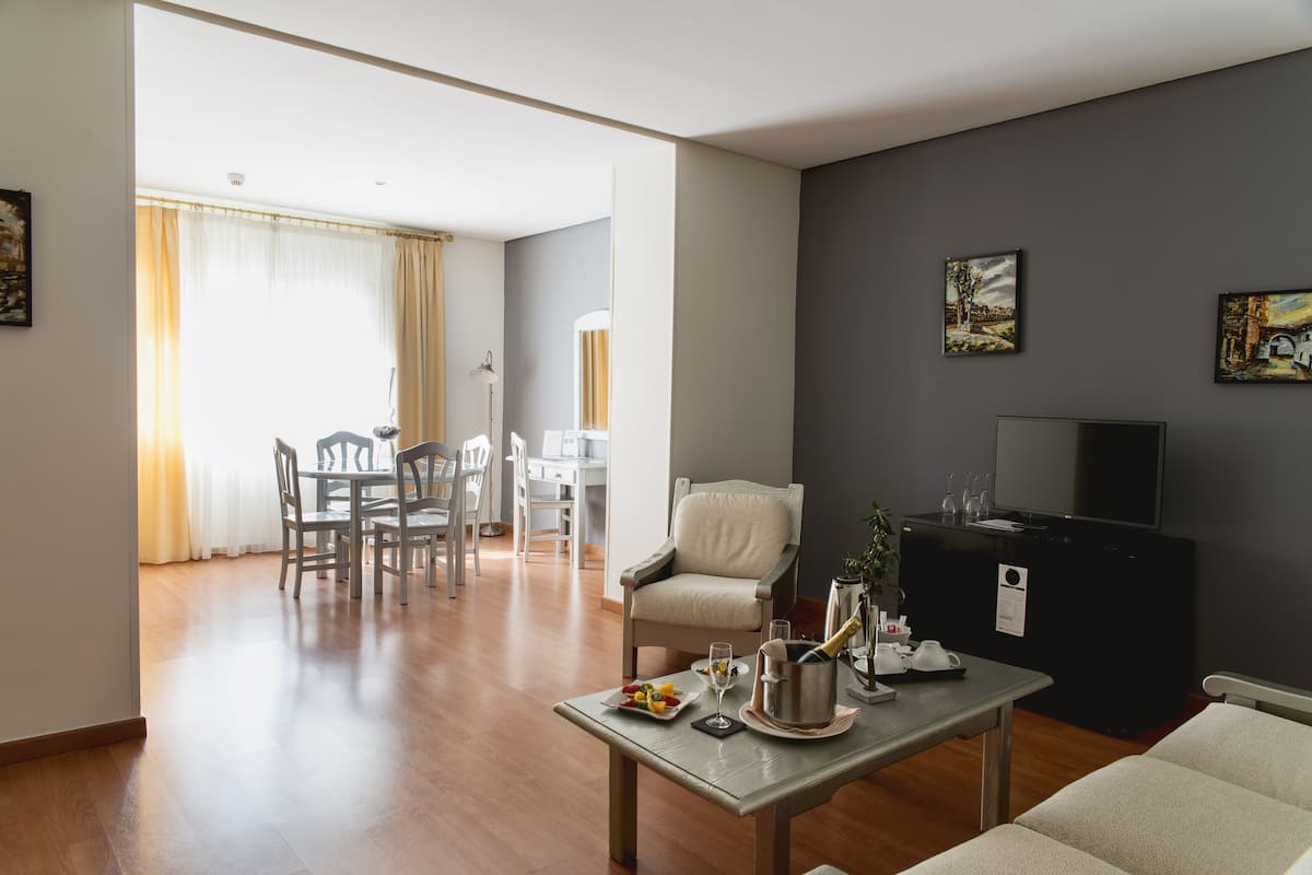 Suite junior | Área de sala de estar | Televisión LED de 19 pulgadas con canales digitales y televisión