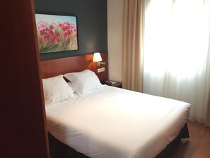 Chambre | Couette en duvet d'oie, minibar, coffres-forts dans les chambres, bureau