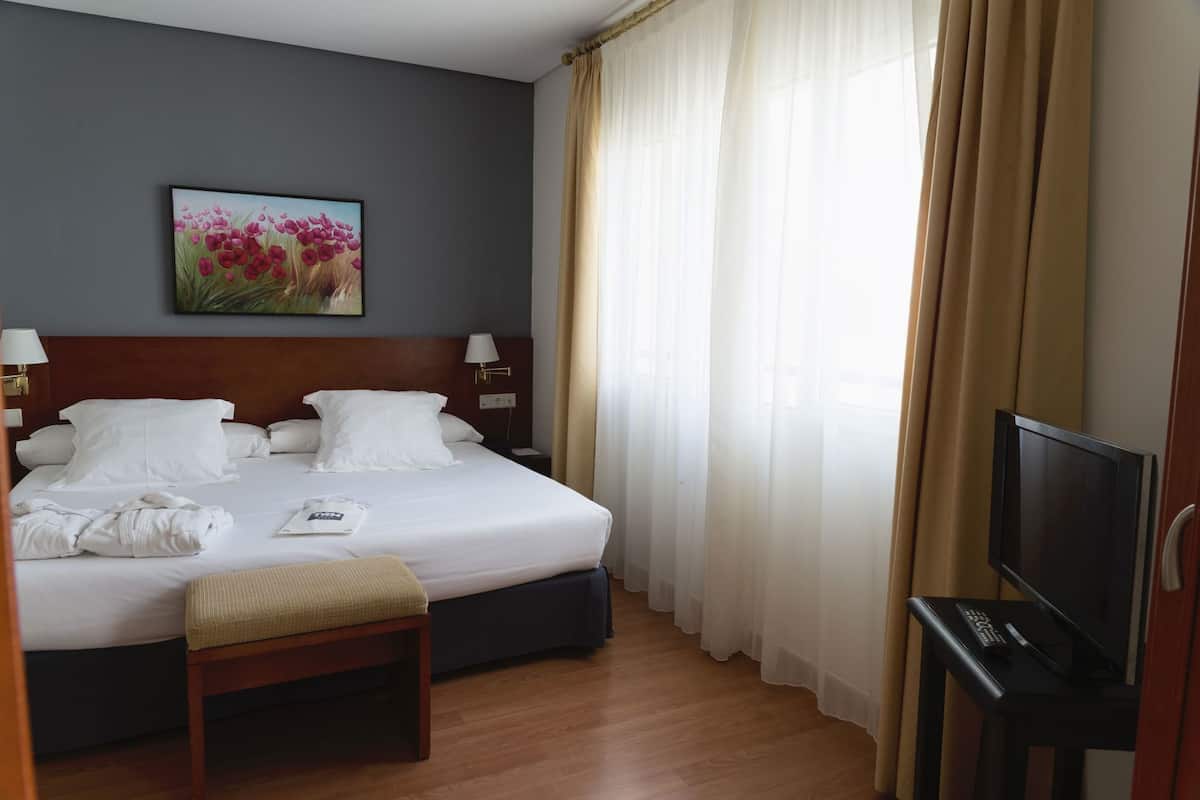 Down comforters, minibar, in-room safe, desk