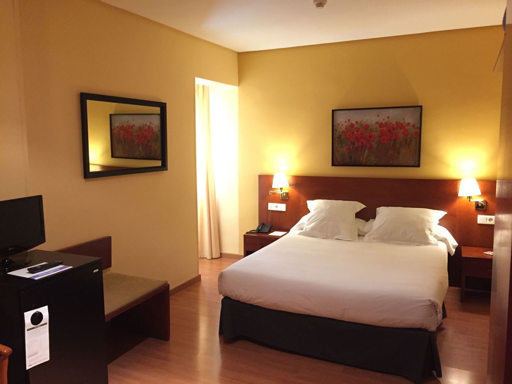 Donsdekens, een minibar, een kluis op de kamer, een bureau