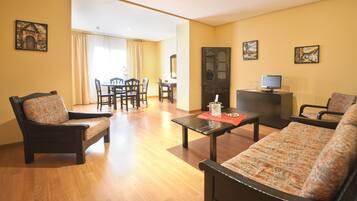 Suite, 1 kingsize bed | Woonkamer | Een 19-inch ledtelevisie met digitale zenders en televisie