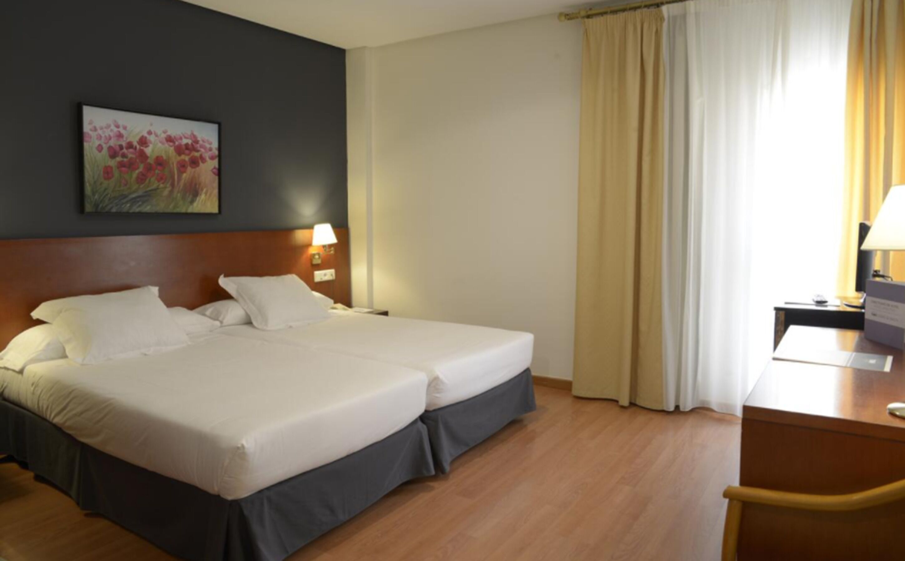 Donsdekens, een minibar, een kluis op de kamer, een bureau