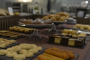 A buffet table with various pastries and desserts. - TRH Ciudad de Baeza (Baeza)