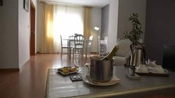 Suite junior | Edredones de plumas, minibar, caja fuerte y escritorio