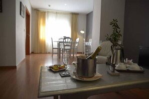 Junior Suite | Down comforters, minibar, in-room safe, desk - TRH Ciudad de Baeza (Baeza)