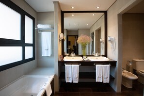 Tina con regadera, amenidades de baño gratuitas, secadora de cabello 