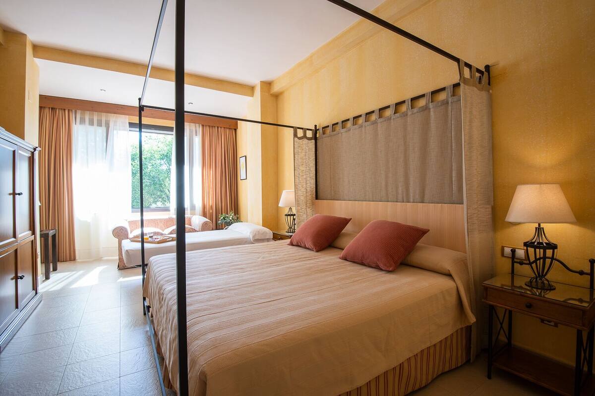 Triple Room | Bar mini, peti besi dalam bilik, meja, kalis bunyi 