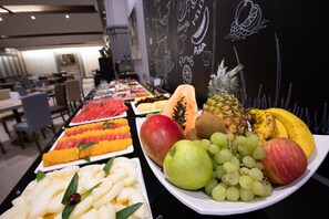 Sarapan penuh setiap hari (EUR 14 seorang)