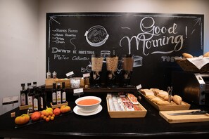 Desayuno completo todos los días (con cargo) 