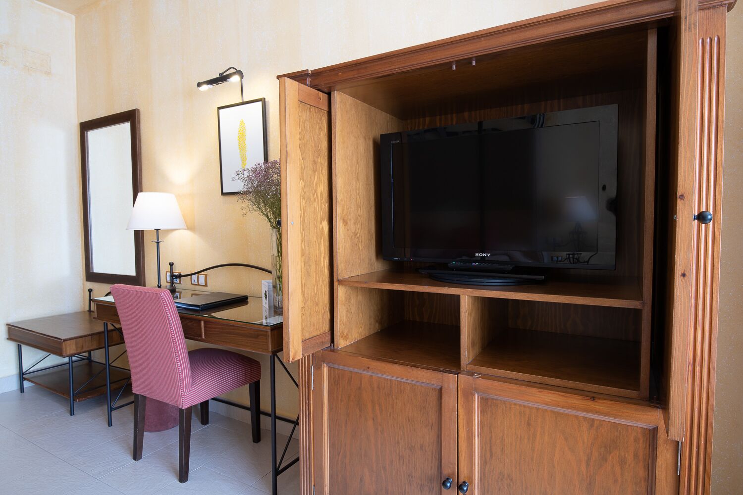 triple room | television