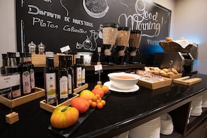 Daily full breakfast (EUR 14 per person)
