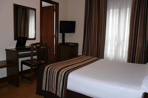 Premium bedding, down duvets, individually decorated, desk - Hotel IDH Angel (Oviedo)