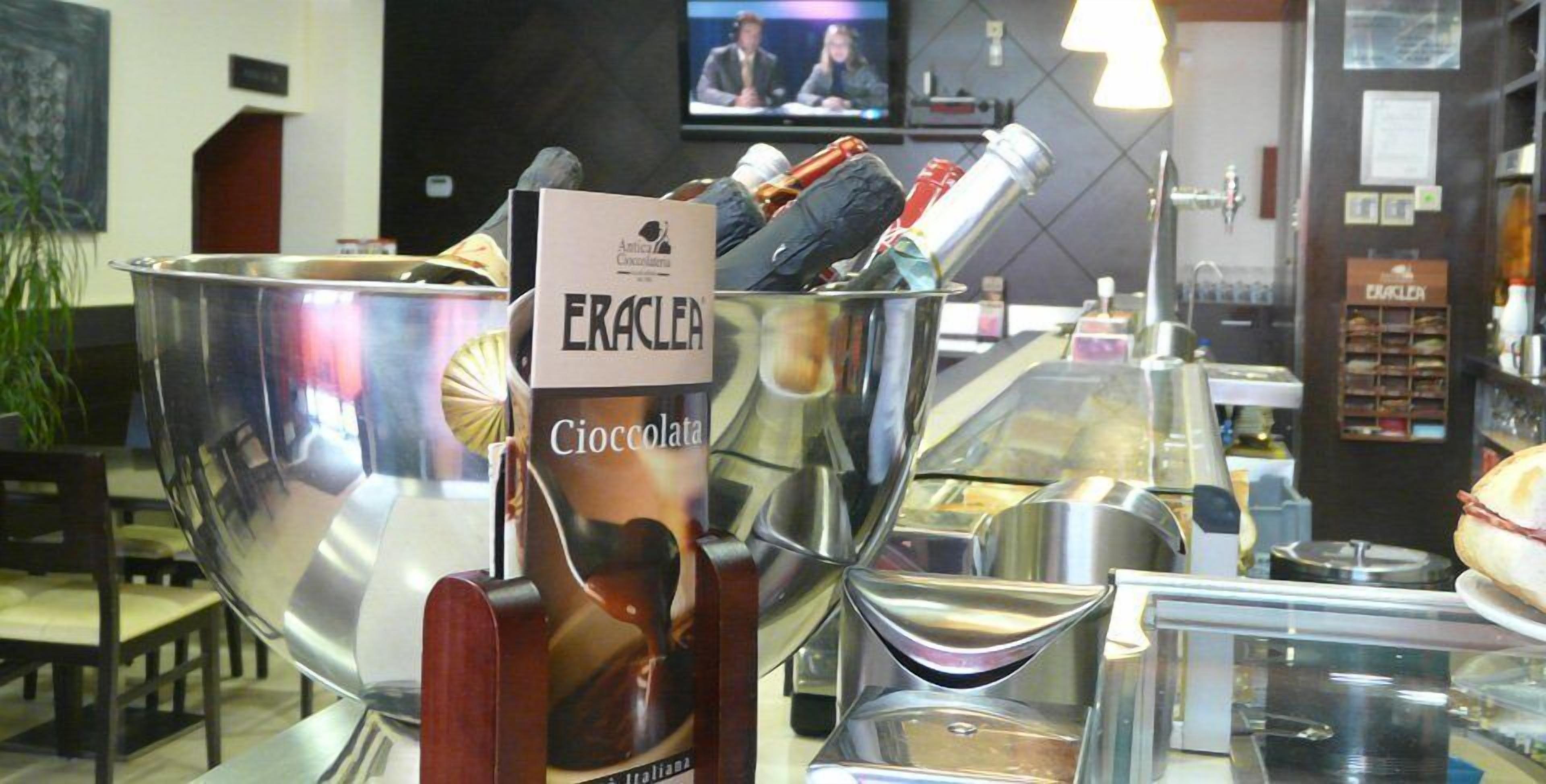 朝食、ディナーに営業