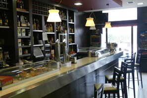 يقدم الفطور والعشاء