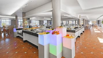 Petit déjeuner et dßner servis sur place