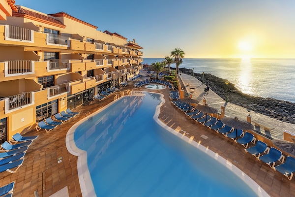 2 outdoor pools