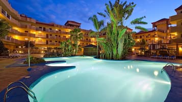 2 outdoor pools