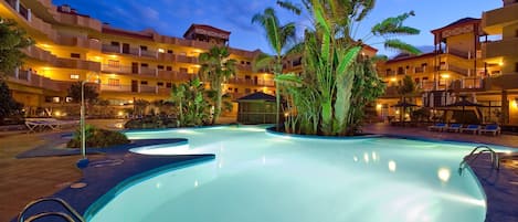 2 outdoor pools