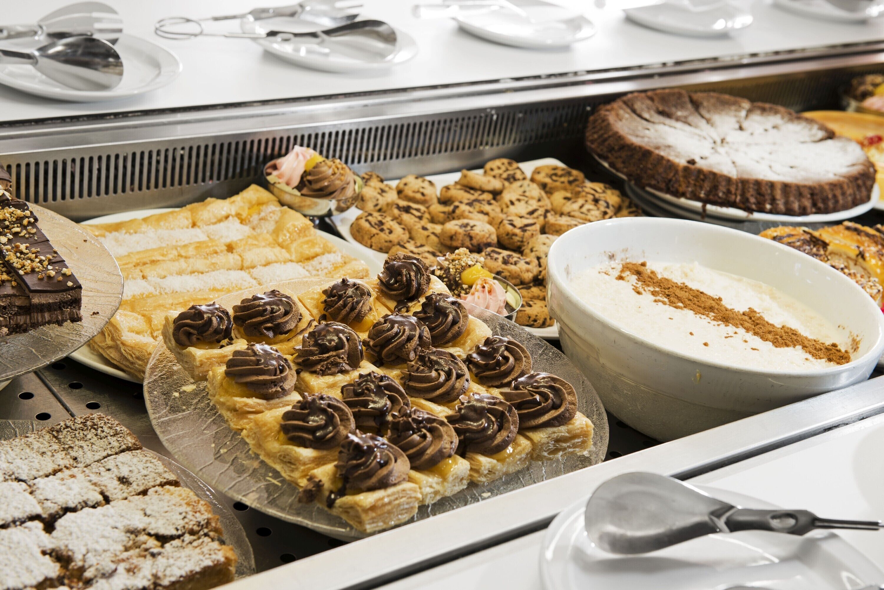 daily buffet breakfast for a fee