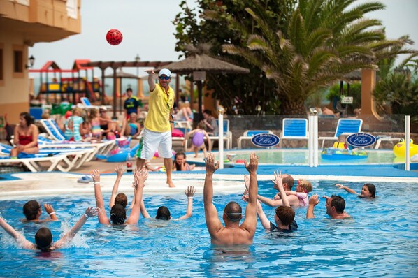 2 outdoor pools
