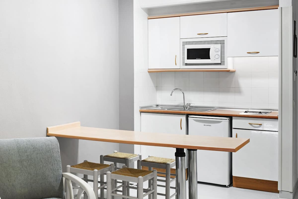 fridge, microwave, cookware/dishes/utensils