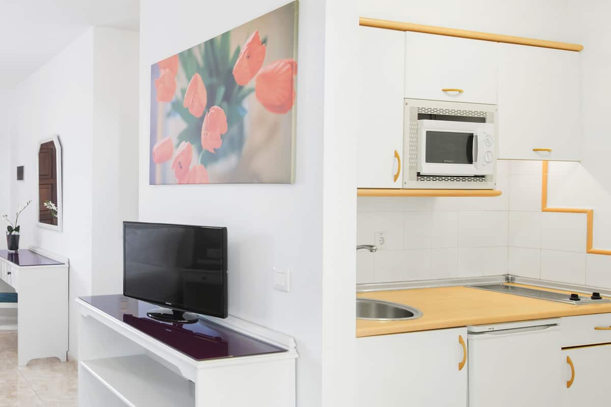 fridge, microwave, cookware/dishes/utensils