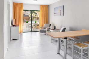 20-inch LED TV with digital channels - Elba Lucía Sport & Suite Hotel (Antigua)