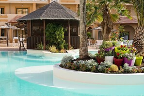 Outdoor pool - Elba Lucía Sport & Suite Hotel (Antigua)