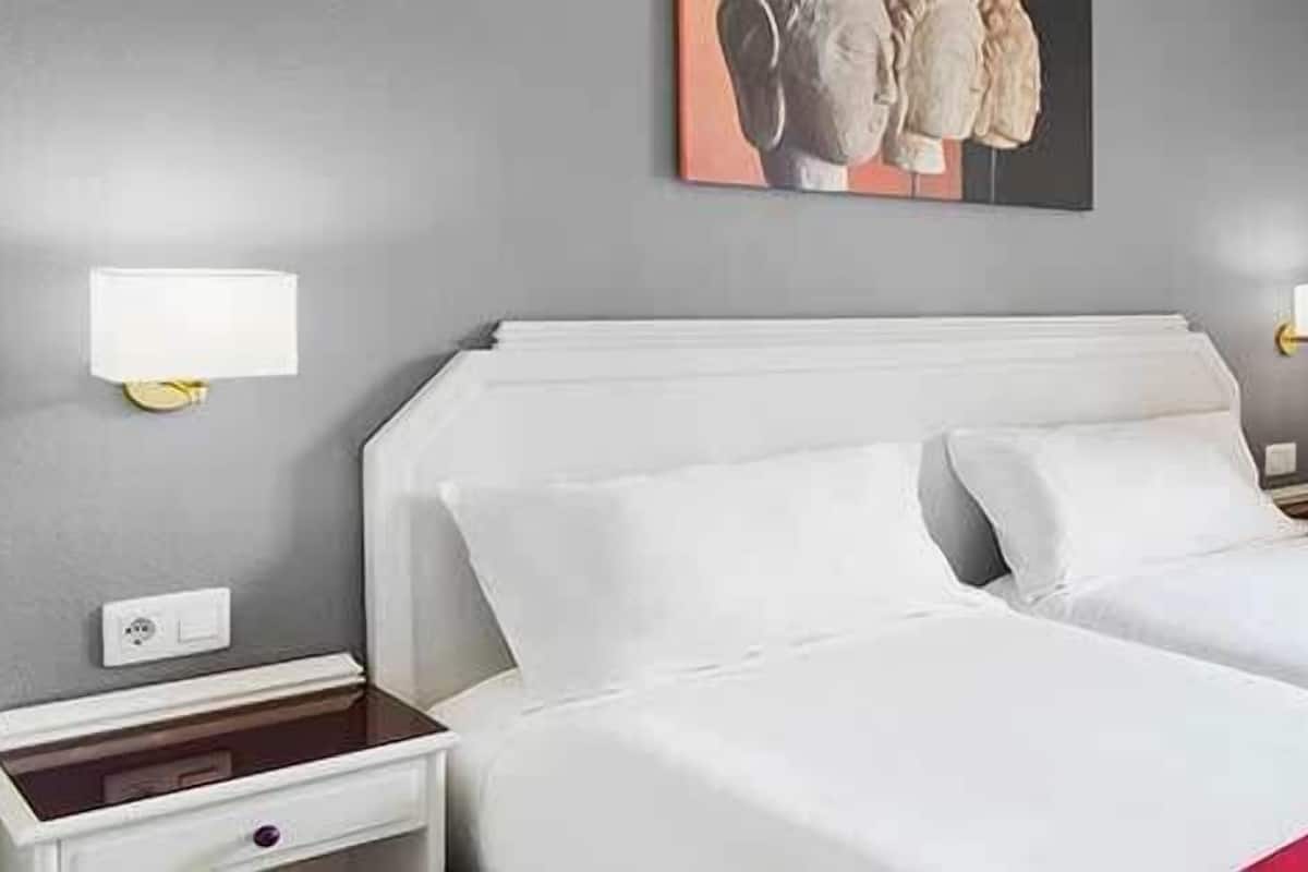 In-room safe, desk, WiFi, bed sheets