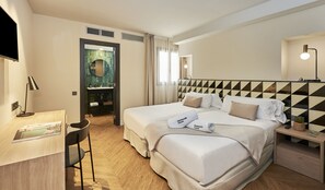 Habitación doble | Minibar, caja fuerte, escritorio y sistema de insonorización