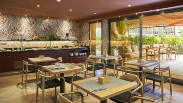 Se ofrece un desayuno bufé (12 EUR por persona)