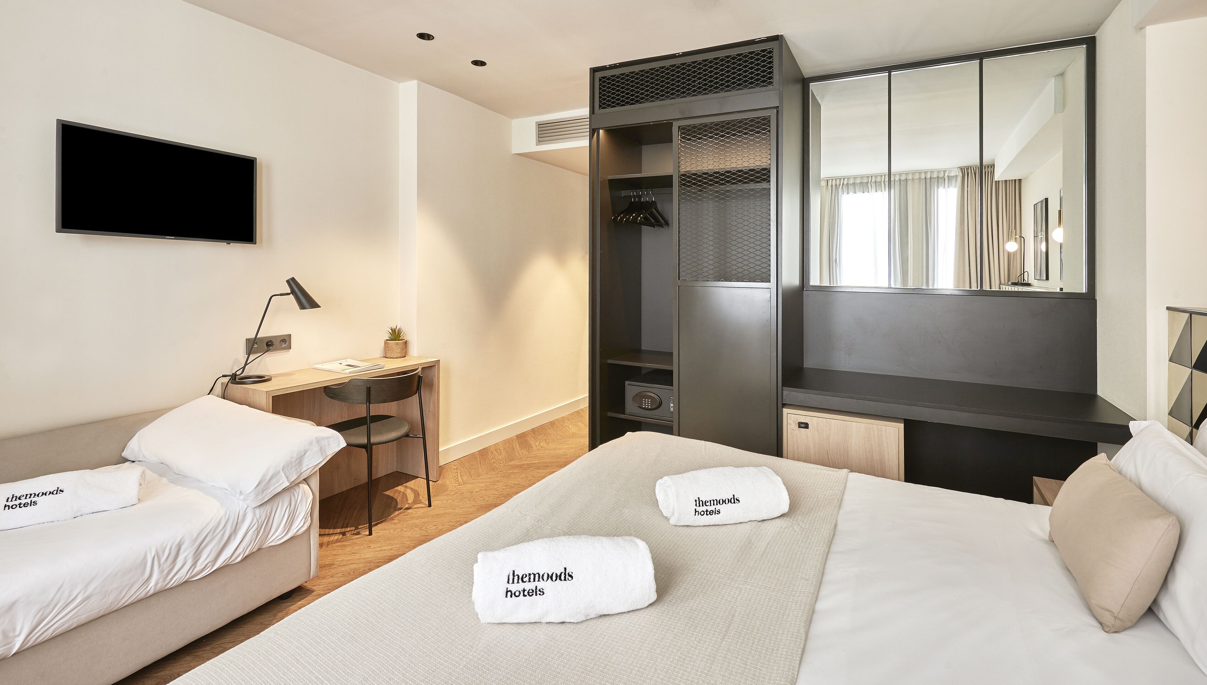 triple room | 1 bedroom, minibar, in-room safe, desk