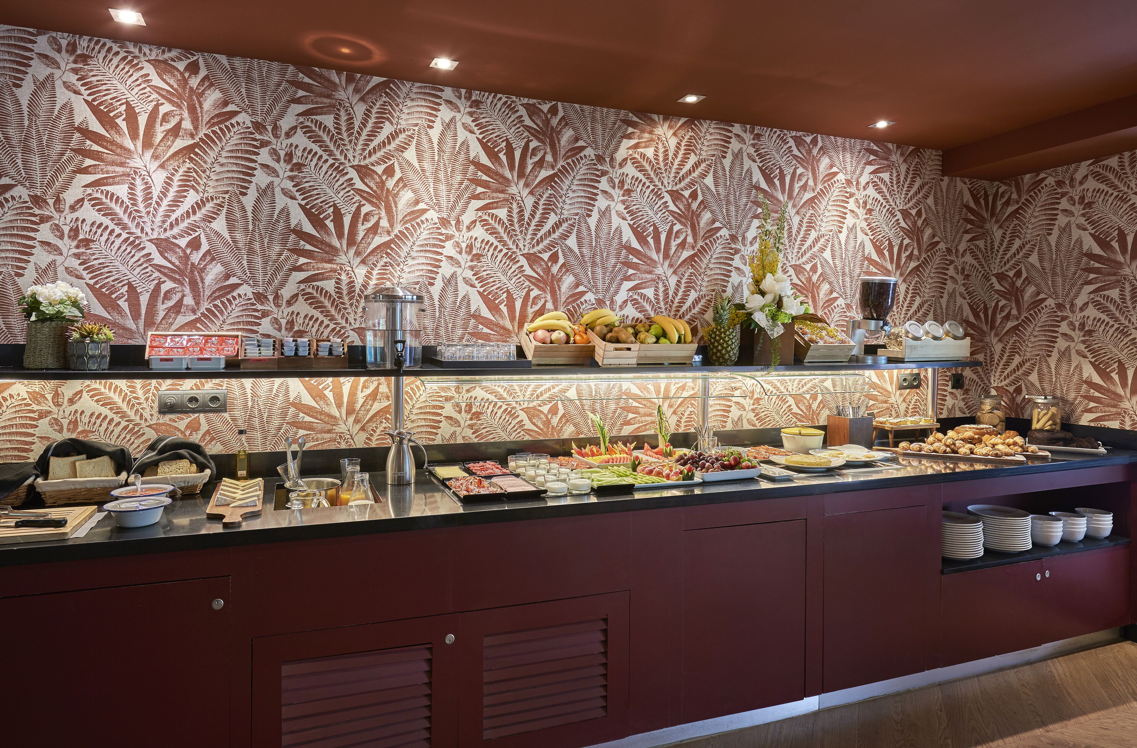 Un buffet proposant une variété de fruits, de légumes et de boissons.