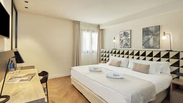 Double Room | Minibar, in-room safe, desk, soundproofing