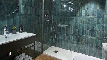 Ducha, secador de pelo, toallas