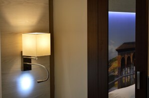 Minibar, két bảo mật tại phòng, bàn 