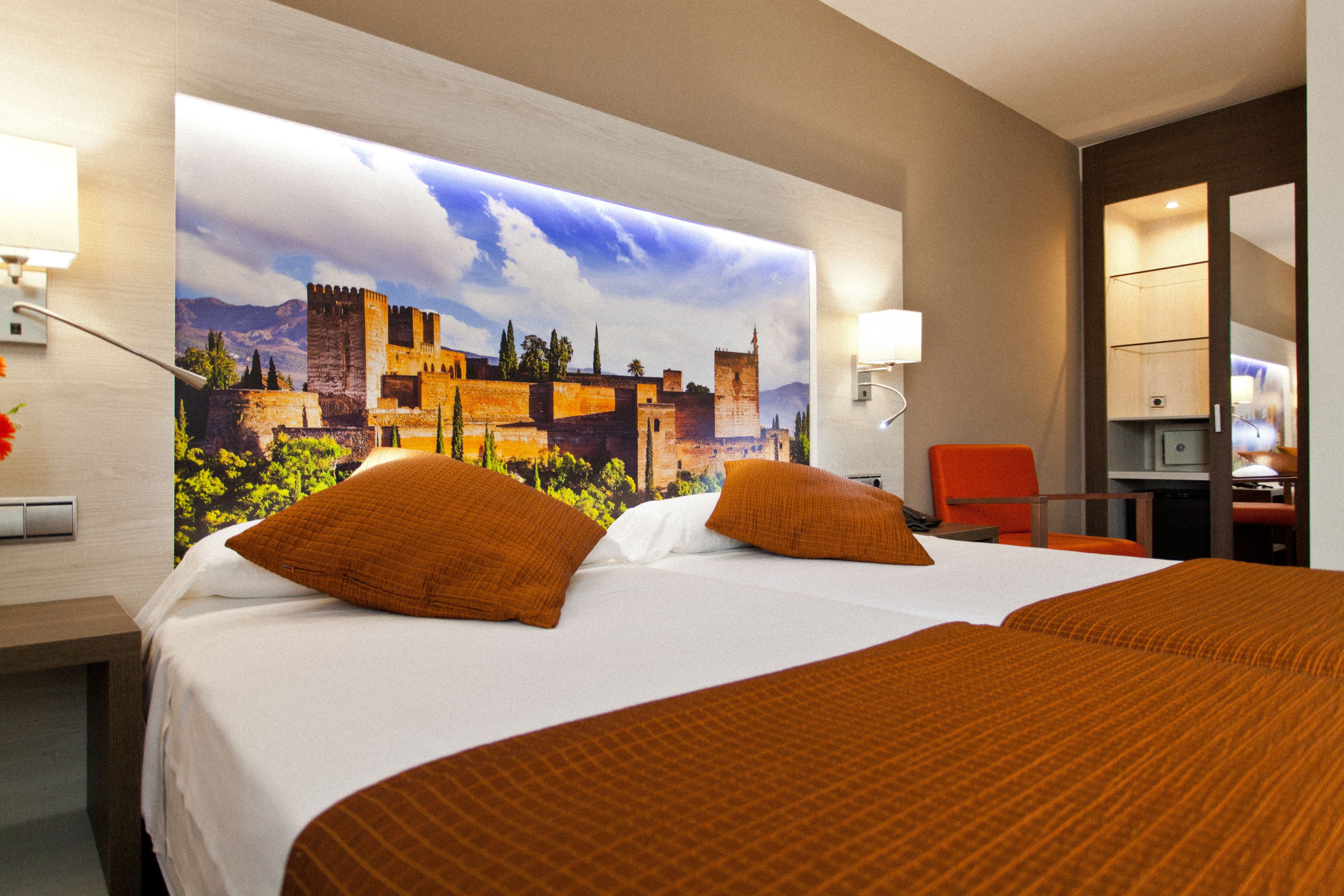 Minibar, coffres-forts dans les chambres, bureau