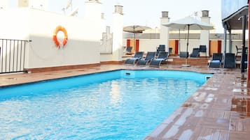 Piscina stagionale all'aperto, ombrelloni da piscina, lettini