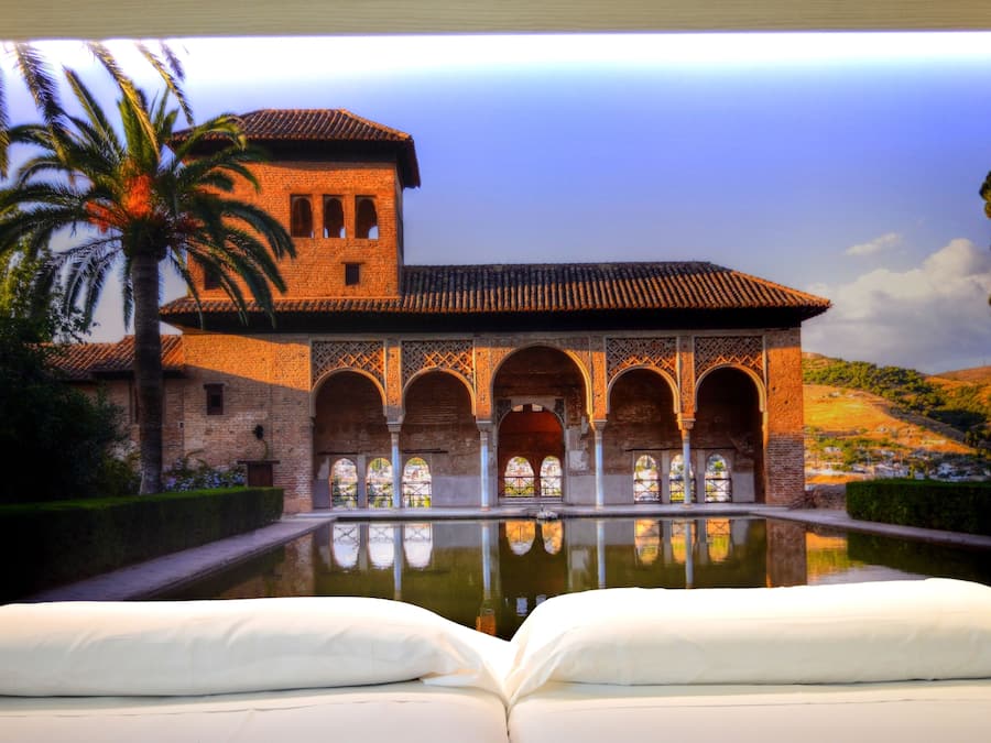 Minibar, coffres-forts dans les chambres, bureau