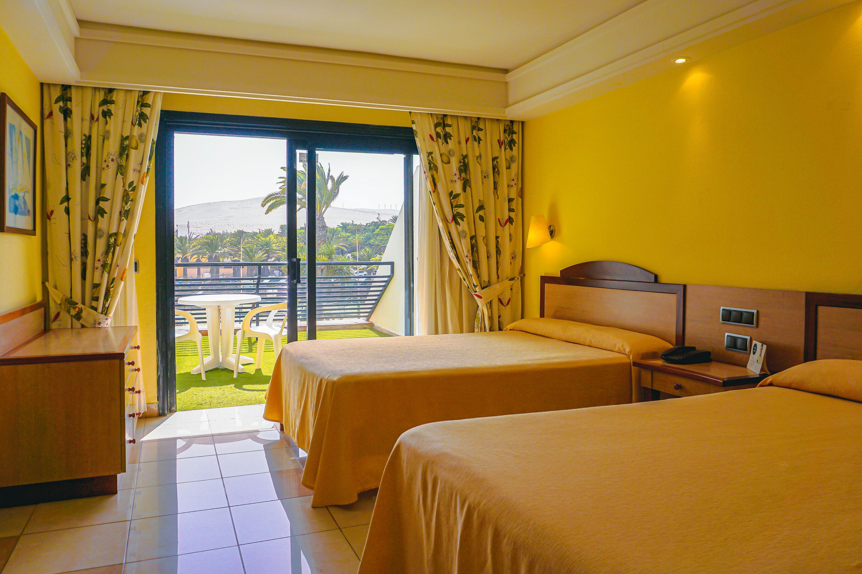 Minibar, bàn, màn/rèm cản sáng, bộ trải giường 