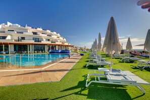 Outdoor pool, a lap pool, pool umbrellas, sun loungers - SBH Crystal Beach Hotel & Suites - Adults Only (Pajara)