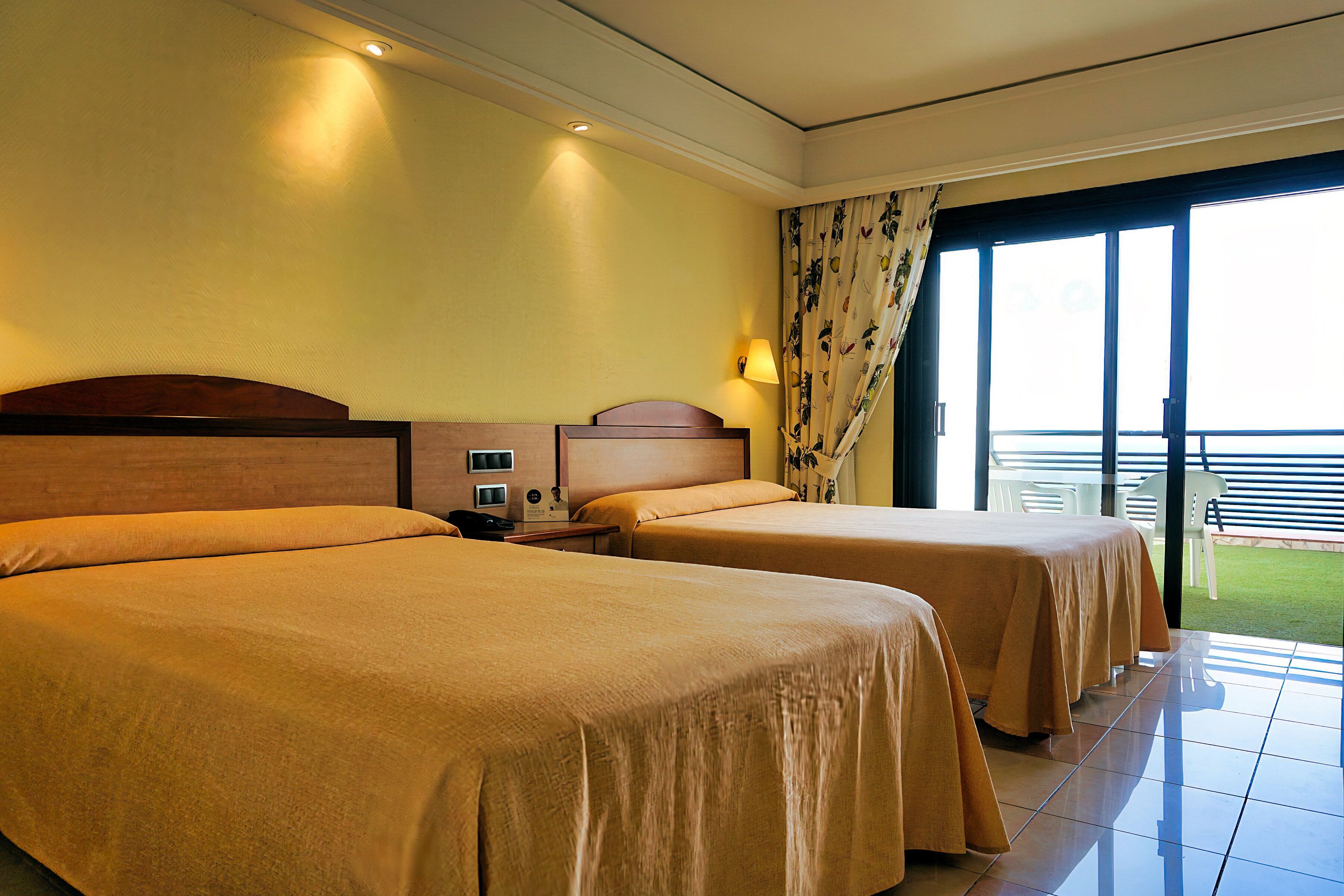 Minibar, bàn, màn/rèm cản sáng, bộ trải giường 