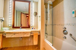 Tina, amenidades de baño gratuitas, secadora de cabello, bidet 