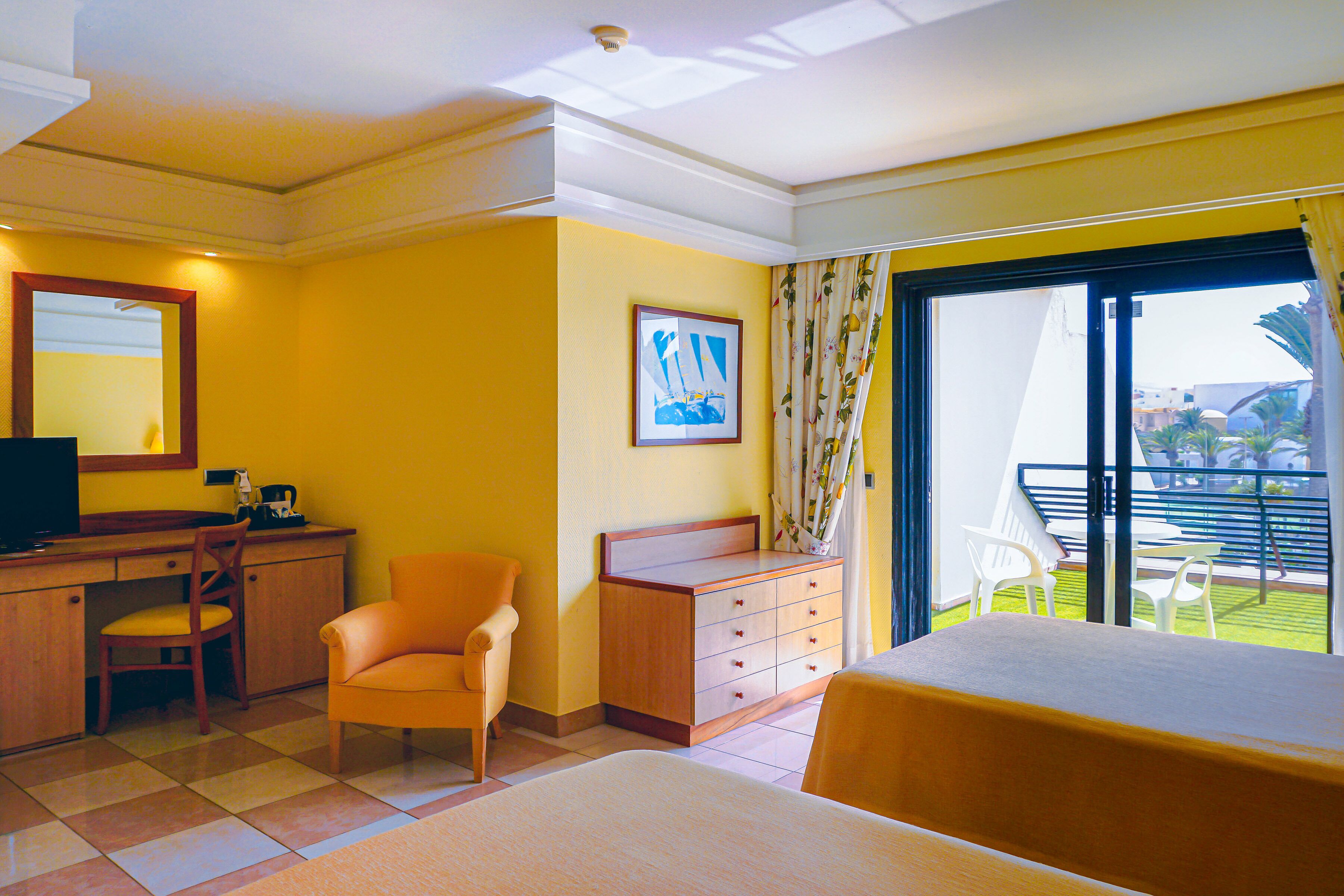 Minibar, bàn, màn/rèm cản sáng, bộ trải giường 