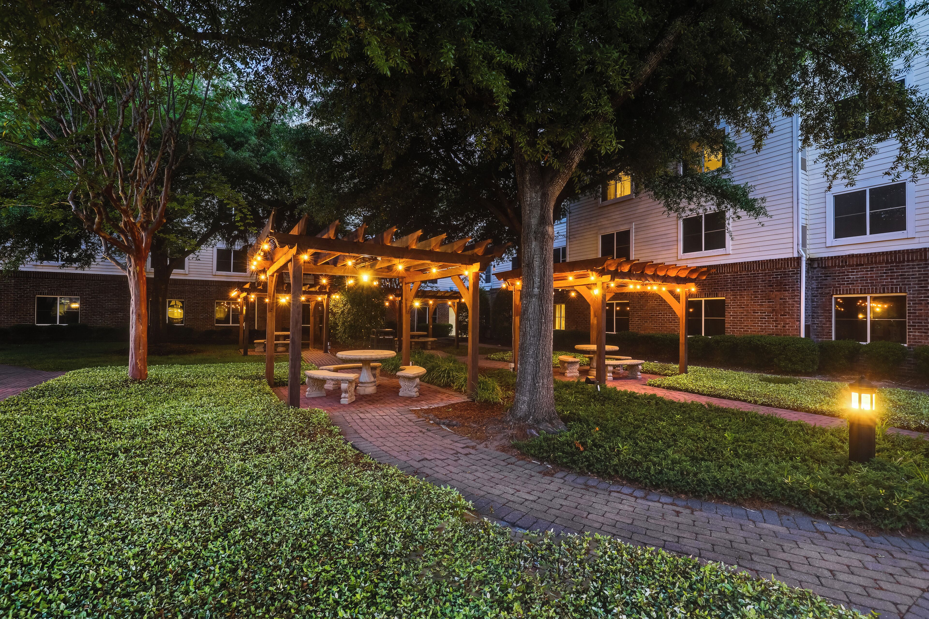 สนามรอบบริเวณ